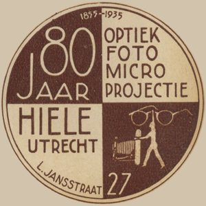 717421 Advertentie van Hiele-optiek, Lange Jansstraat 27 te Utrecht, dat 80 jaar bestaat.